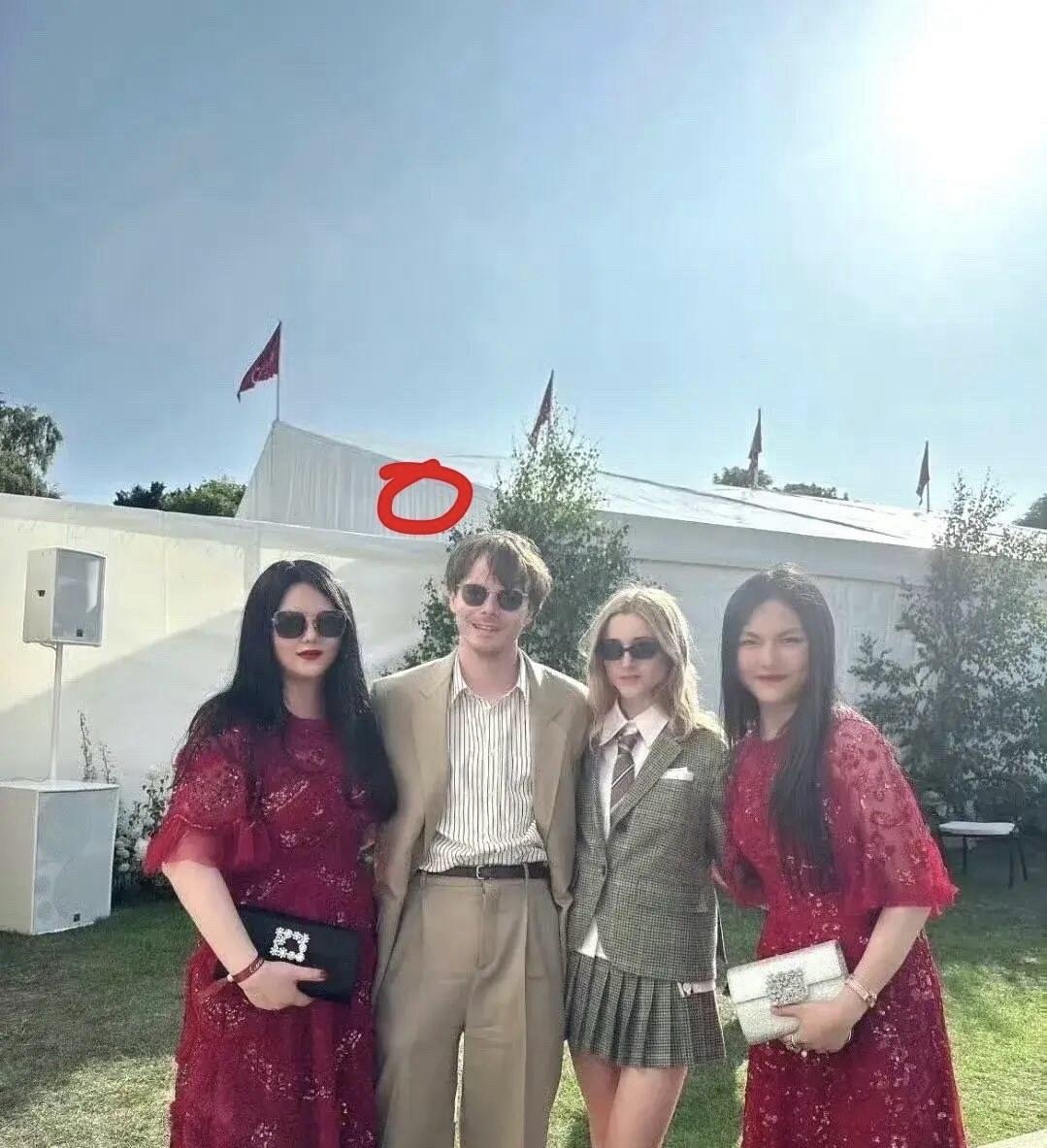 好家伙！朱珠带着她老公，李湘领着女儿王诗龄，瞅着好像都去参加同一场英国皇室活动了