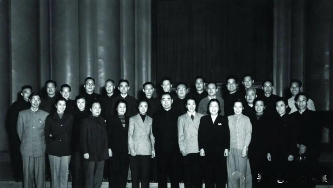 1953年11月5日，周恩来总理与邓颖超同志、陈毅市长应时任文化部副部长夏衍的邀