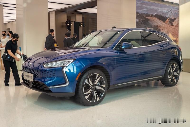 赛力斯半年市值蒸发800亿赛力斯这半年市值蒸发800亿，这数字看着就吓人。曾经