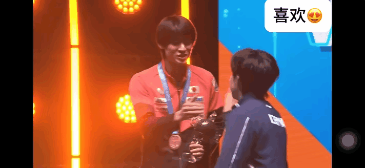 一个细节看出，张本智和在日本队混的并不好！户上和王楚钦握手的时候，满脸微笑