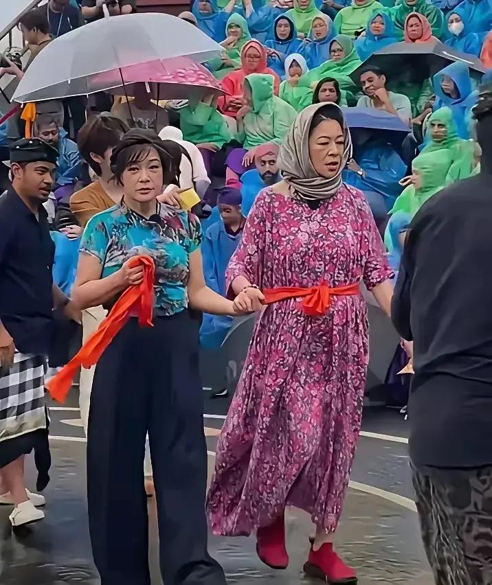 76岁刘晓庆和66岁倪萍。这是相差十多岁的样子吗？倪萍娱评大赏