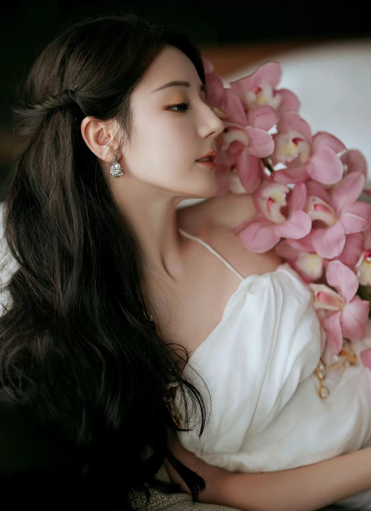 迪丽热巴[玫瑰]出演《功夫女足》确实很合适，这拇趾…一看就充满——力量感[加油]