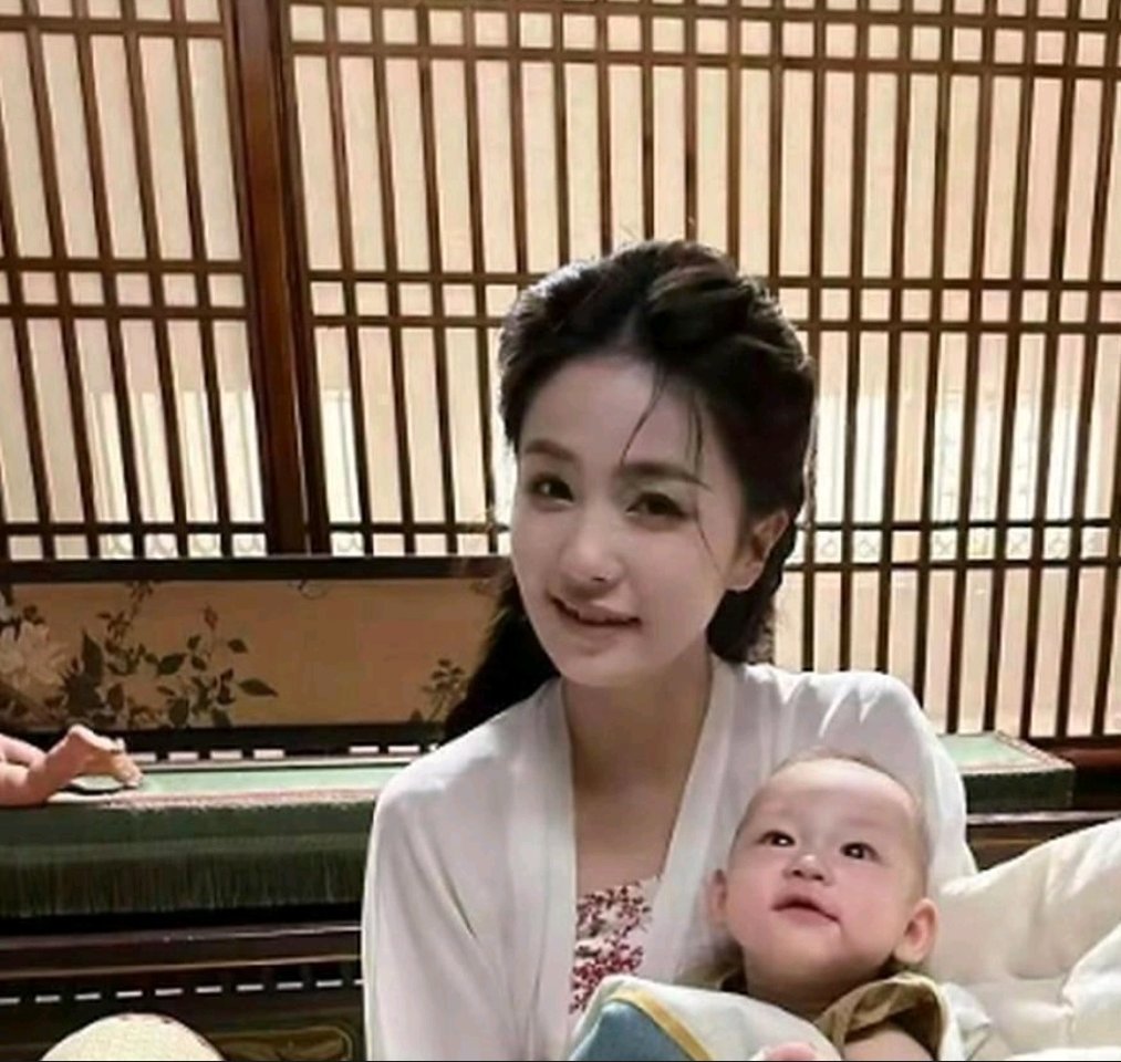 白鹿生完孩子后的剧照，模样真实