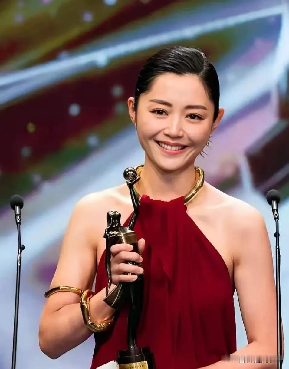 卫诗雅受伤嘴上缝了50多针，后续依靠治疗逐步淡化疤痕。恢复过程中她老公提供了很