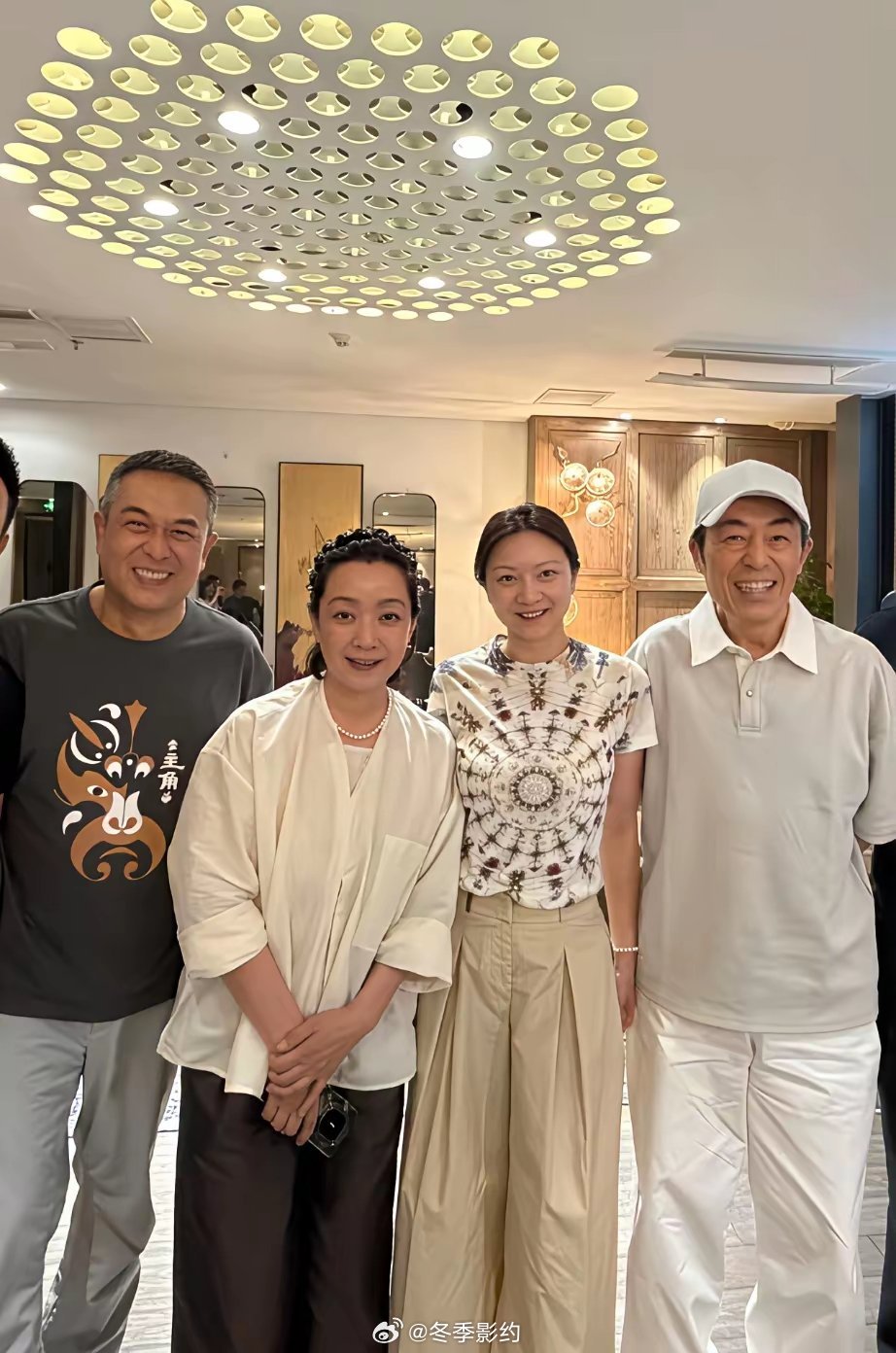 电视剧《主角》收官，主演张嘉译带着夫人王海燕和张艺谋夫妇聚餐，同行的还有在剧里演