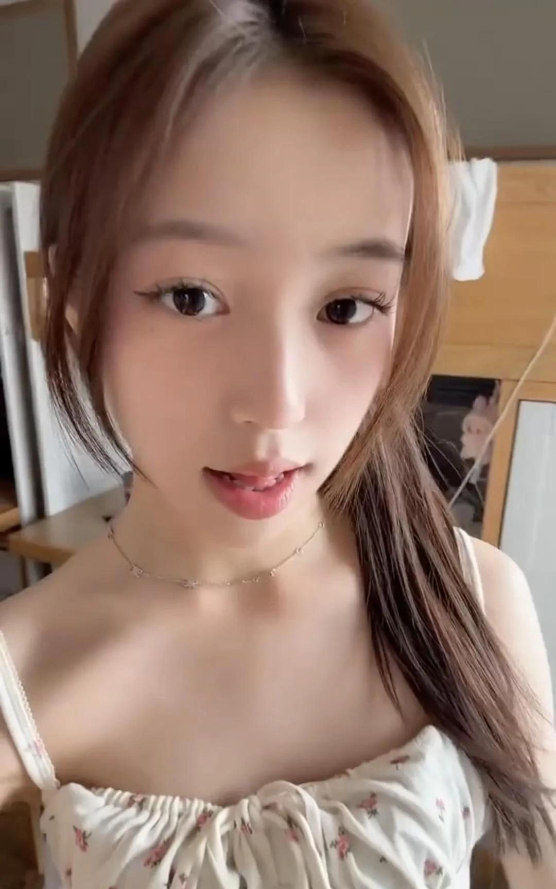 小四月长的这么漂亮吗？这才过了几年啊，黄新就出落成亭亭玉立的美少女了！她的眼睛随