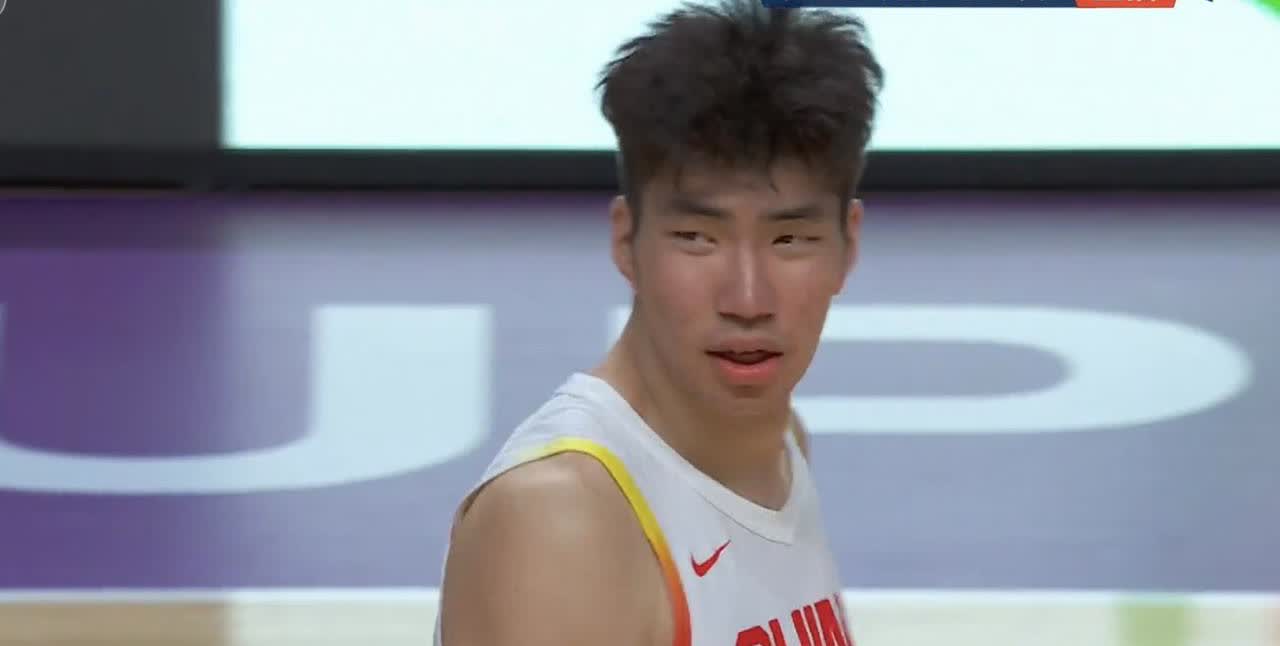 三连胜背后藏隐忧！中国男篮两大短板曝光：2米21巨人变防守漏洞，新星后卫4投0中拖后腿