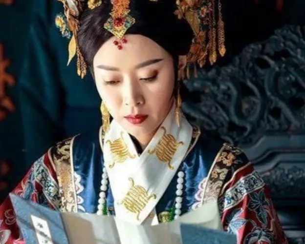 1896年，慈禧躺在床上睡觉时，一个太监跪在她的床前大声哭泣。慈禧大声训斥道：“