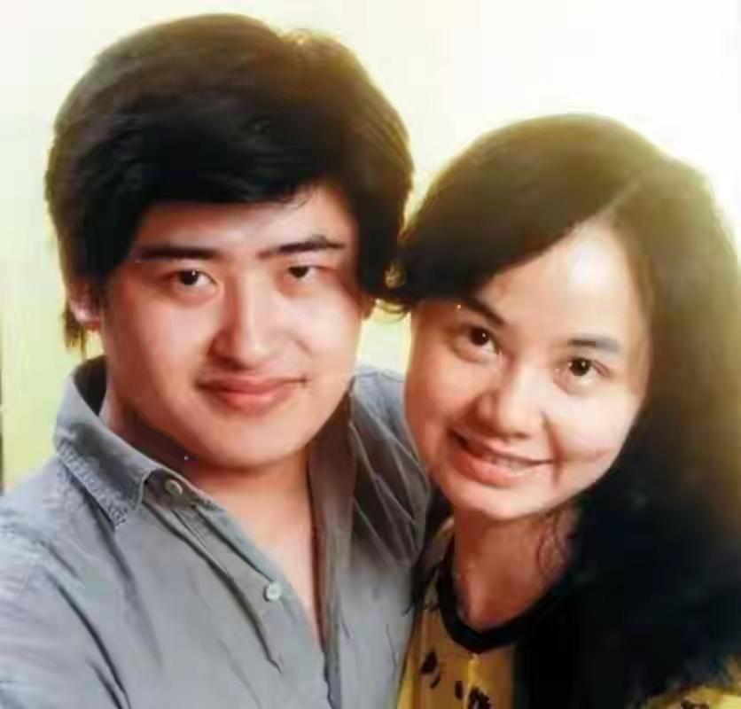 63岁刘欢离世，最痛心的是相伴38年的妻子卢璐。卢璐当年是湖南卫视的主持人，何