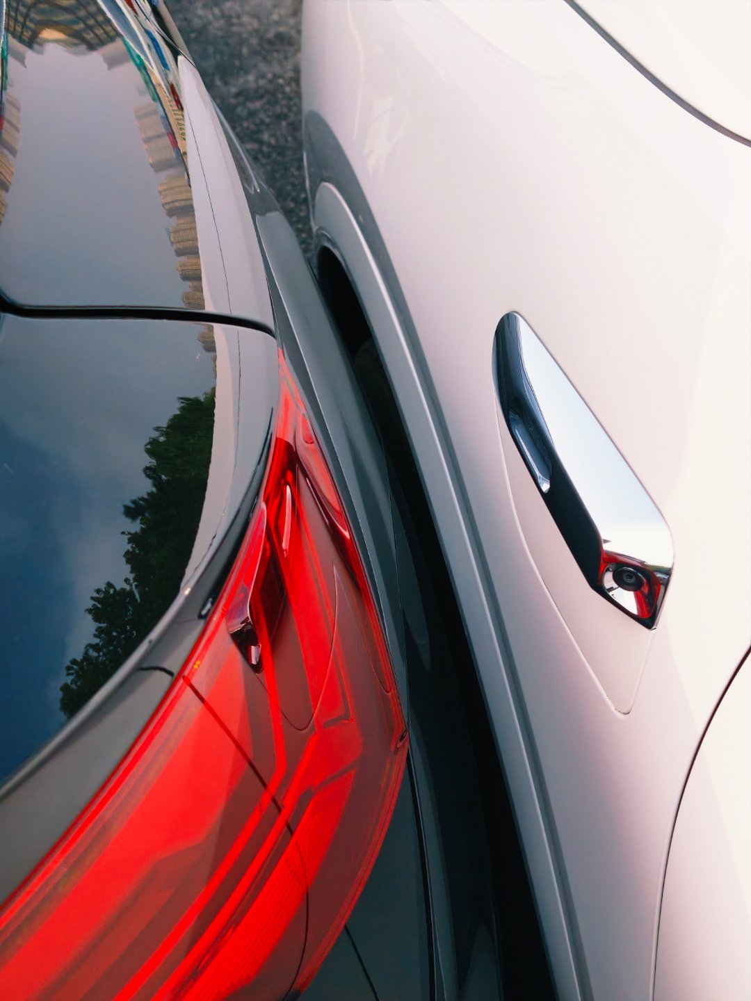 论贴膜的重要性，剐蹭完了后擦擦不仔细看都看不出来。（这一下赔了800[笑着哭]