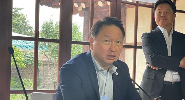 韩国商界大佬崔泰源直接摊牌，他在日本媒体上公开提出设想：韩国要比中国更亲近日本，
