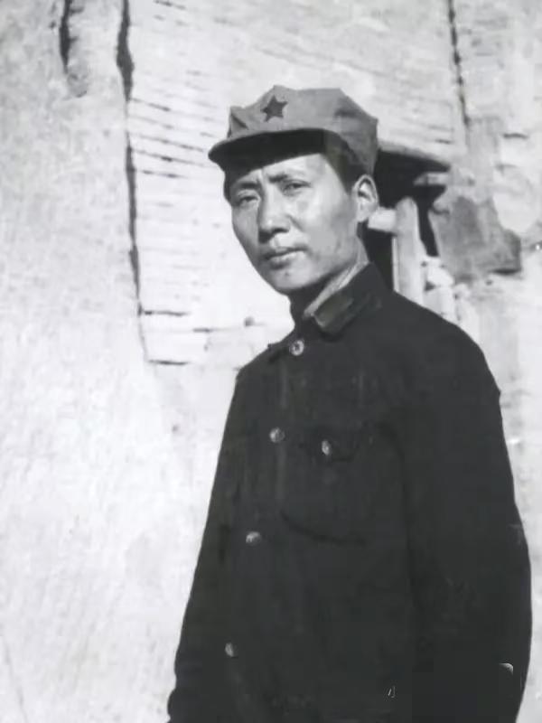 见过那么多毛主席的照片，这张戴八角帽的真的越看越上头！不是说其他照片不好，而是这