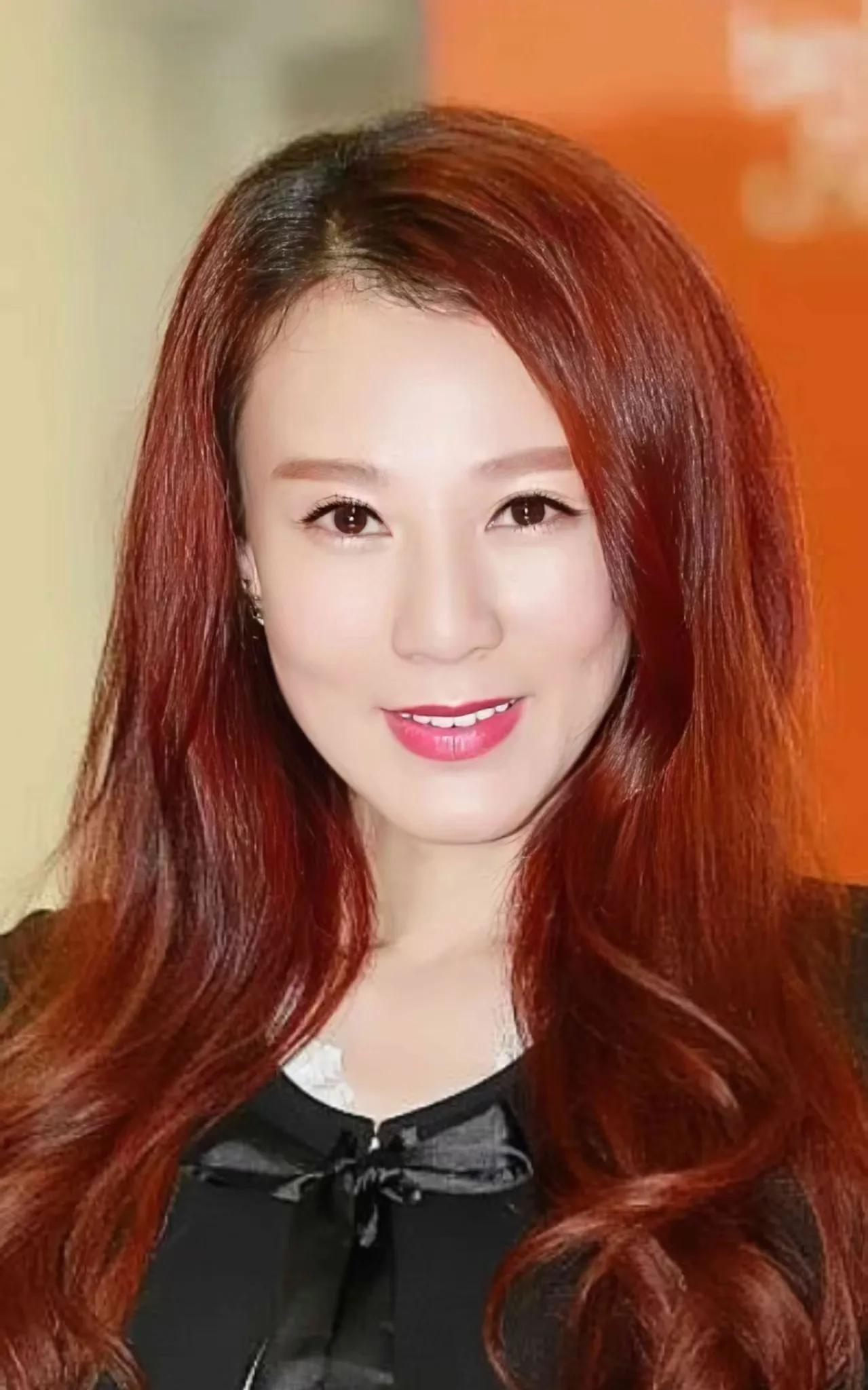 康华，1971年生于天津，毕业于香港演艺学院。1994年参加港姐选举后签约TVB
