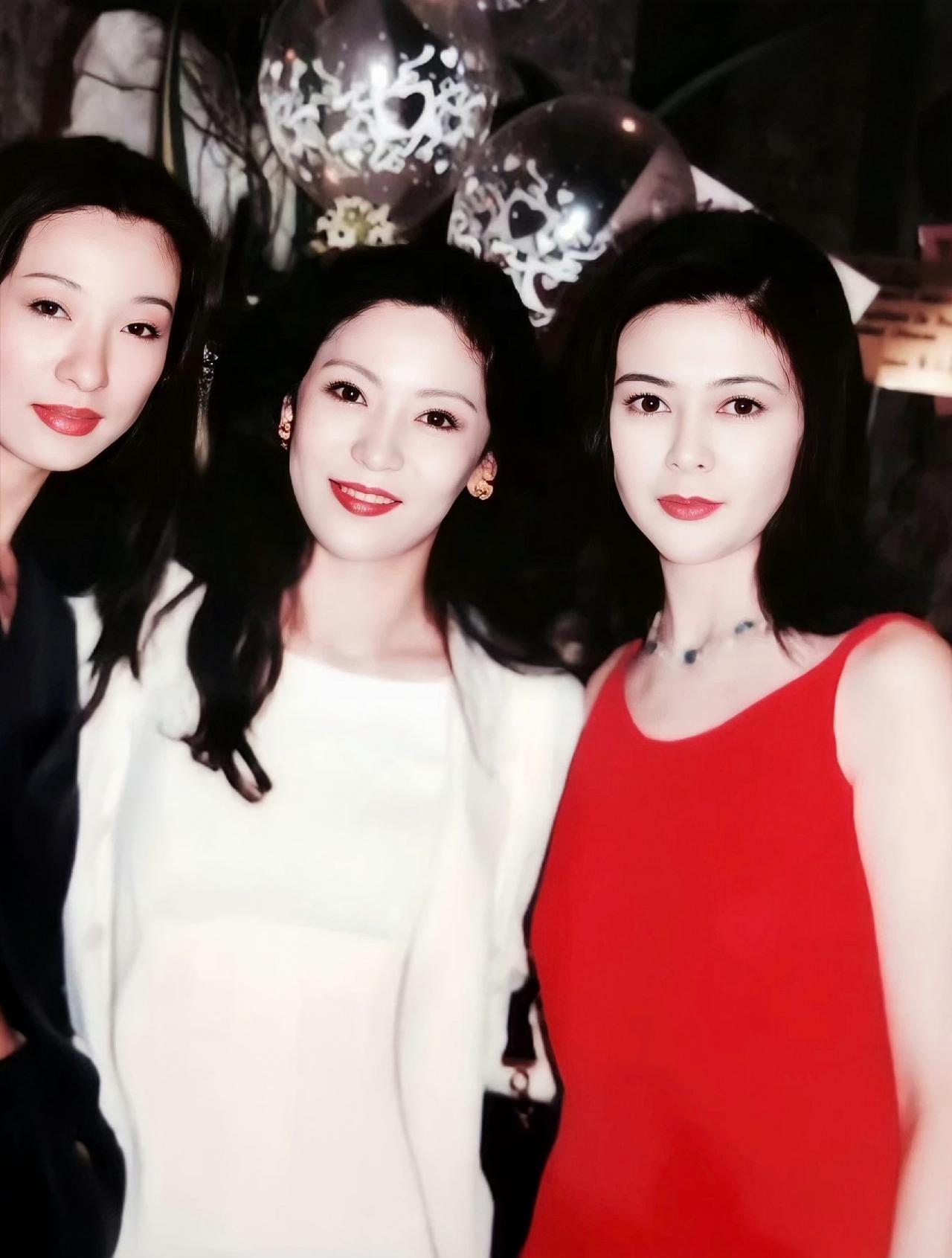 陈岚与关之琳古早合影，还有另外一位美女，一起合影的画面。向太年轻的时候真的好