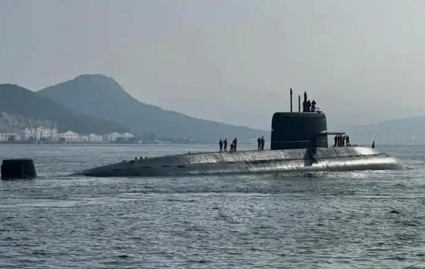 巴基斯坦潜艇精准摧毁目标，当场给沙特交了底：中国造的武器，实力到底有多硬。 