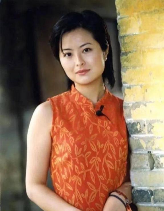 42岁的央视主持人张泉灵辞去工作后，趁着60岁的丈夫不注意，带着存款147万，前