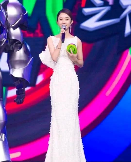 赵丽颖身着白裙现身成都活动即日，赵丽颖现身成都SKP参加浪琴品