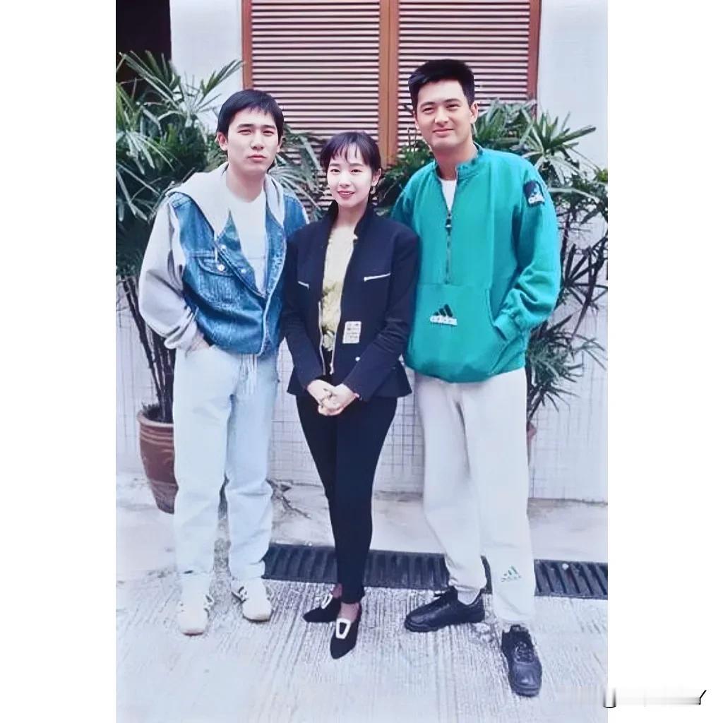 1992年，梁朝伟与毛舜筠和周润发在香港，留下的美好瞬间。梁朝伟当时30岁，毛舜