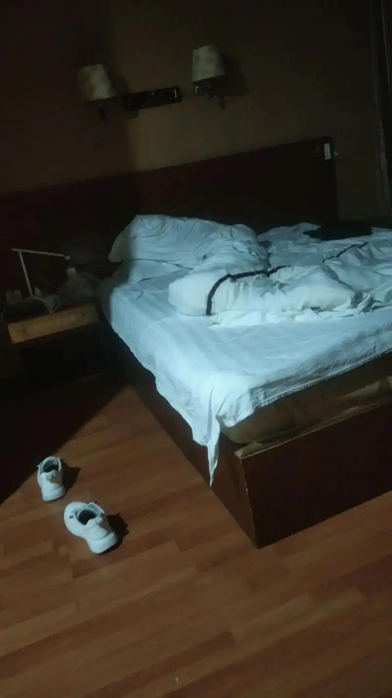 弟弟刚刚发了张图片给我，他躲在县城的宾馆里面不敢见人，还说他去广东的车费都没有，