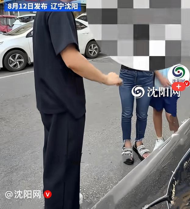 近日，辽宁沈阳一车主正在家里休息，突然接到电话，说自己停在楼下的奔驰车被刮了，他