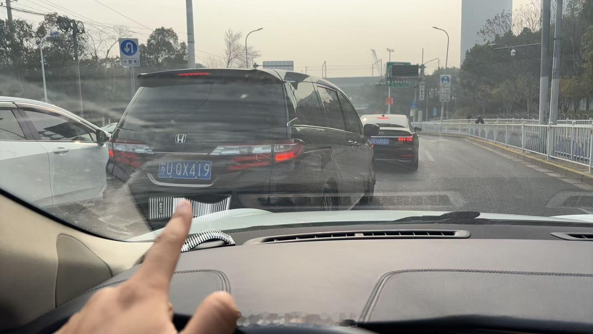 这车道本来是我开的，结果这苏U硬要开进来，看到车牌，我觉得是我错了，人家的客厅想