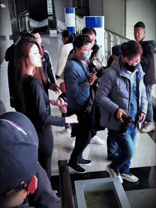  救命啊！这画面也太有梗了！这操作简直要笑死我了。某地美女小姐姐走路被啥东西