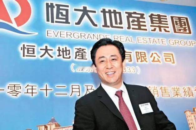 许家印今日受审。这货把球队留给球迷，把债务留给银行，把财富留给前妻，把缝纫机留