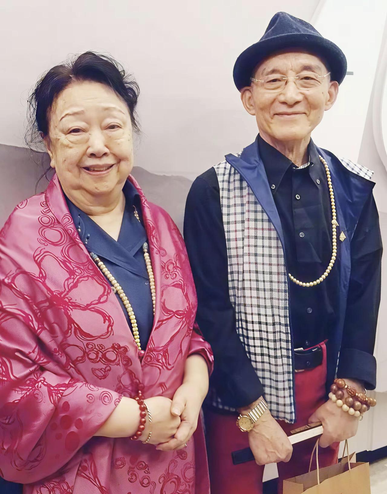 游本昌虽然是一个老戏骨，可是在佩戴首饰上，好像也是挺讲究的，不是那种对配饰不感