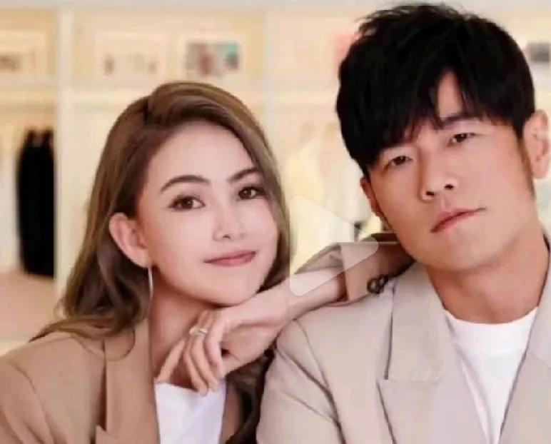周杰伦晒出3岁爱女萌照，小家伙扎着俏皮发圈，身着格纹洋装专注玩玩具。他温柔配文
