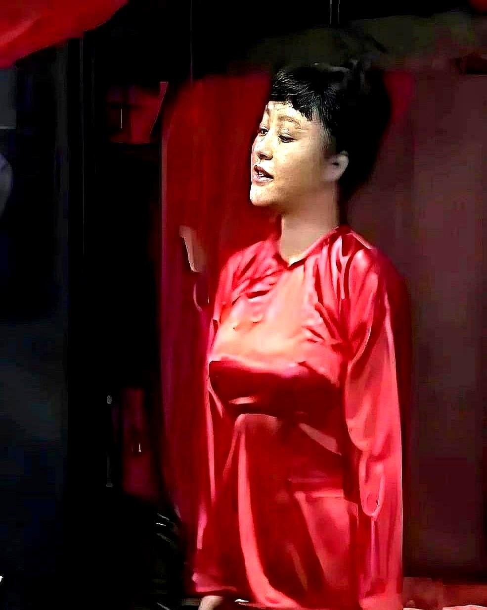 郝蕾就是一个全方位无死角的性感尤物，不同于如今盛行白幼瘦的审美，郝蕾的身材属于微