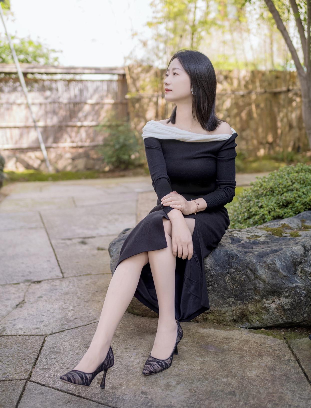 女孩子怎么穿搭既时尚又好看?黑裙白纱，古风庭院，静谧时光