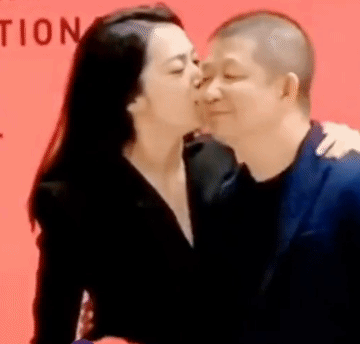 姚晨亲了一口老公曹郁，看曹郁这表情就是不爱了啊，对视时笑的很勉强，哪怕在镜头前也