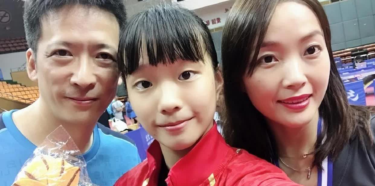 说真的，在国乒女队里石洵瑶真的算不上漂亮，甚至可说是相貌平平。可没想到她的母亲颜