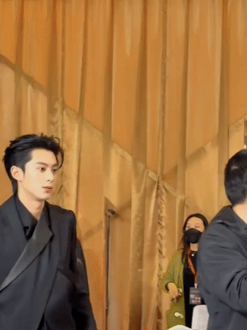 白鹿看王鹤棣社交，脸上的表情好好笑，是看熟人死装的感觉……王鹤棣见了胡军大哥，大