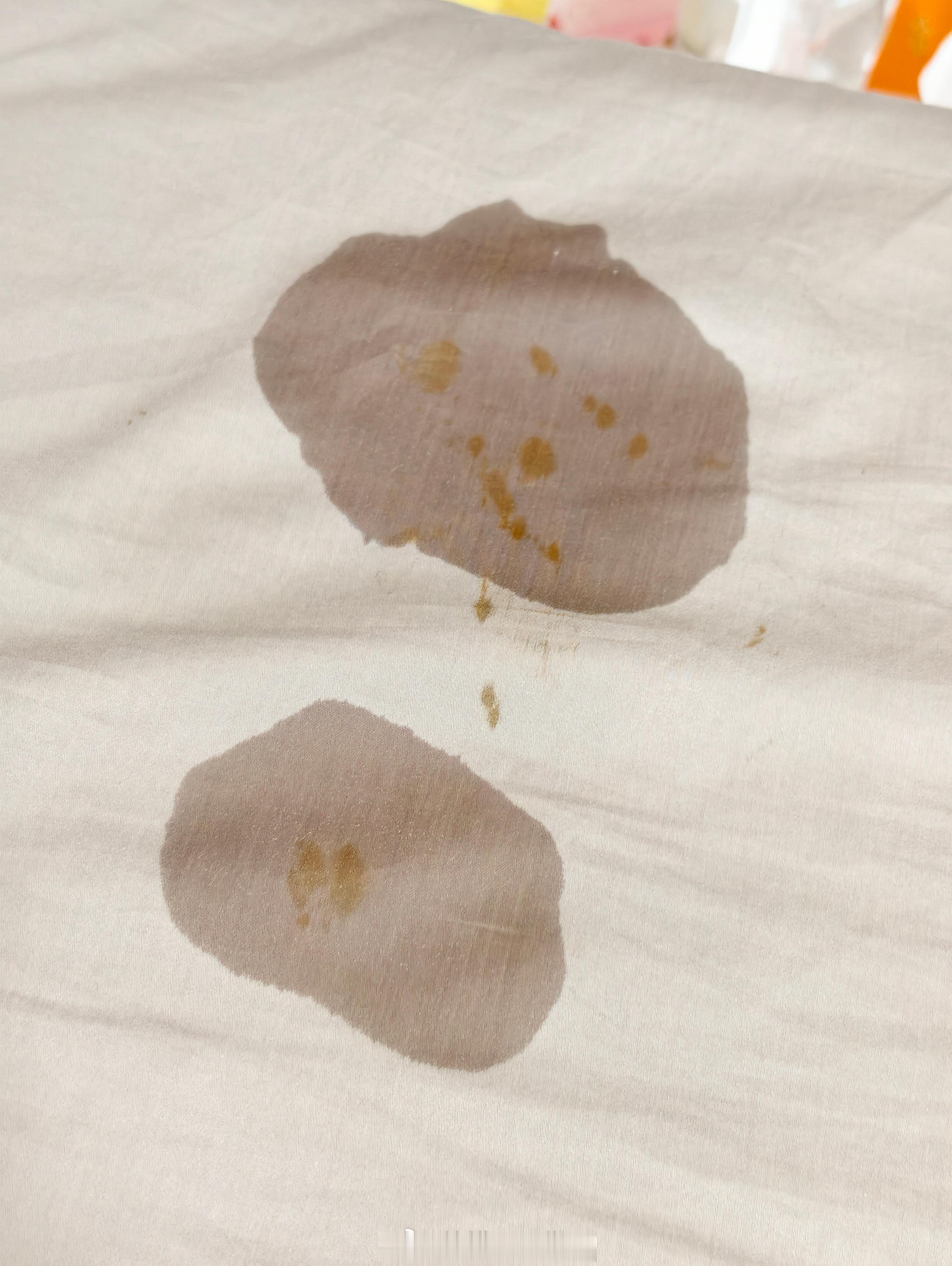 晚上在床上吃东西，油弄床单上了，湿巾纸擦不掉，我该怎么和我妈解释[裂开]​​​