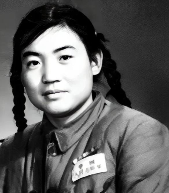 1952年，中南海怀仁堂，一名志愿军女代表突然冲上台，大胆地拥抱了毛主席！这一“