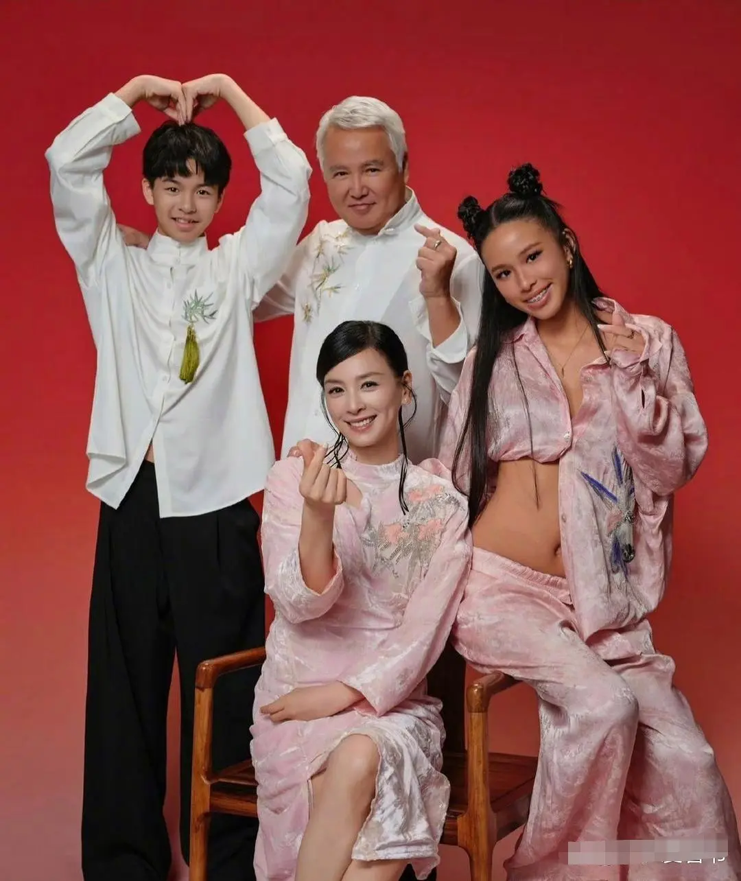 张庭晒出全家福的照片，女儿高级耐看，适合当模特