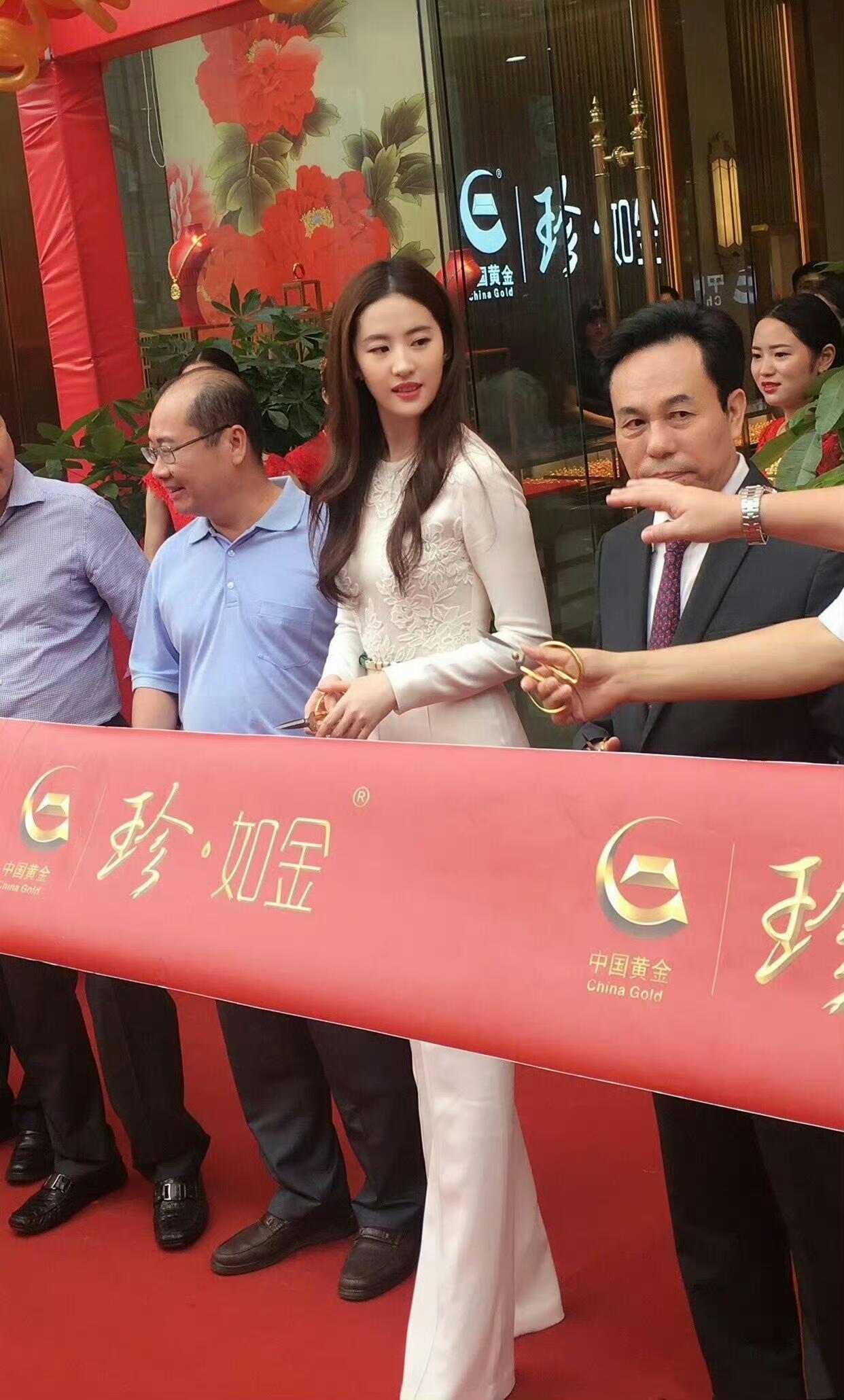 好身段驾驭一身高贵白