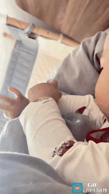 晚上妈妈给宝宝洗完澡，把他放在床上盖好被子，就自己去洗漱了。等妈妈再回到房间，一