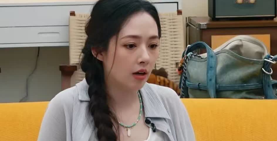 有钱人的世界看不懂，郭碧婷也要还房贷，脖子上的饰品看起来很昂贵当听到郭碧婷说