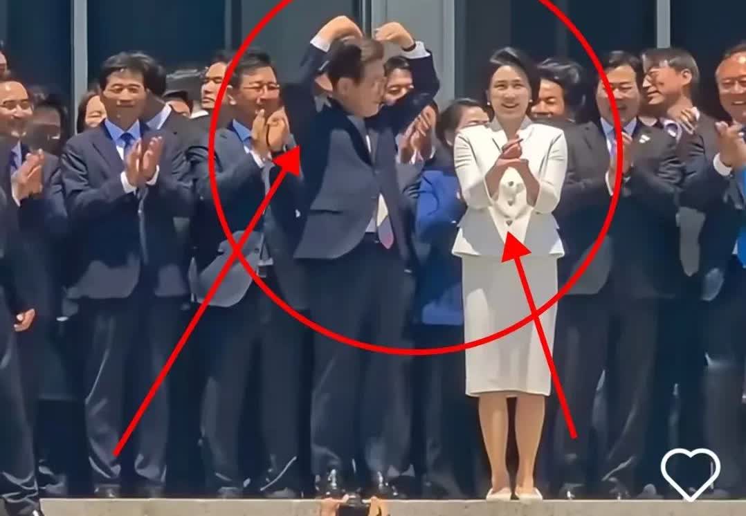 不愧是夫妻，李在明和金惠景真的心有灵犀！万万没想到，颜值在线的金惠景