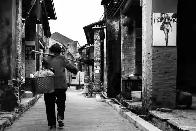 中国有个奇怪的现象，很多能力很强、极其聪明的人，忙活一辈子，却总在财富门口打转，