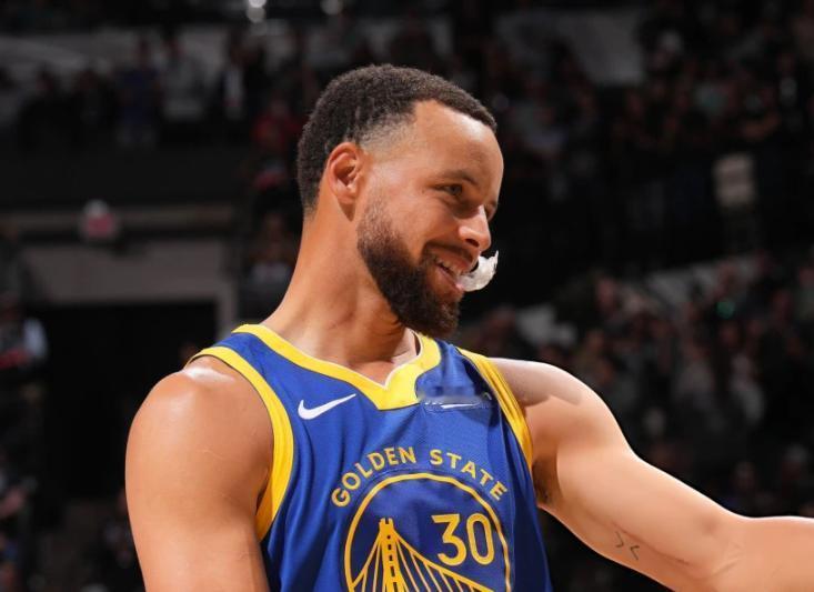 马刺连输勇士两场的根本原因，就是他们在防守端限制不了库里。第一场比赛，库里首发出