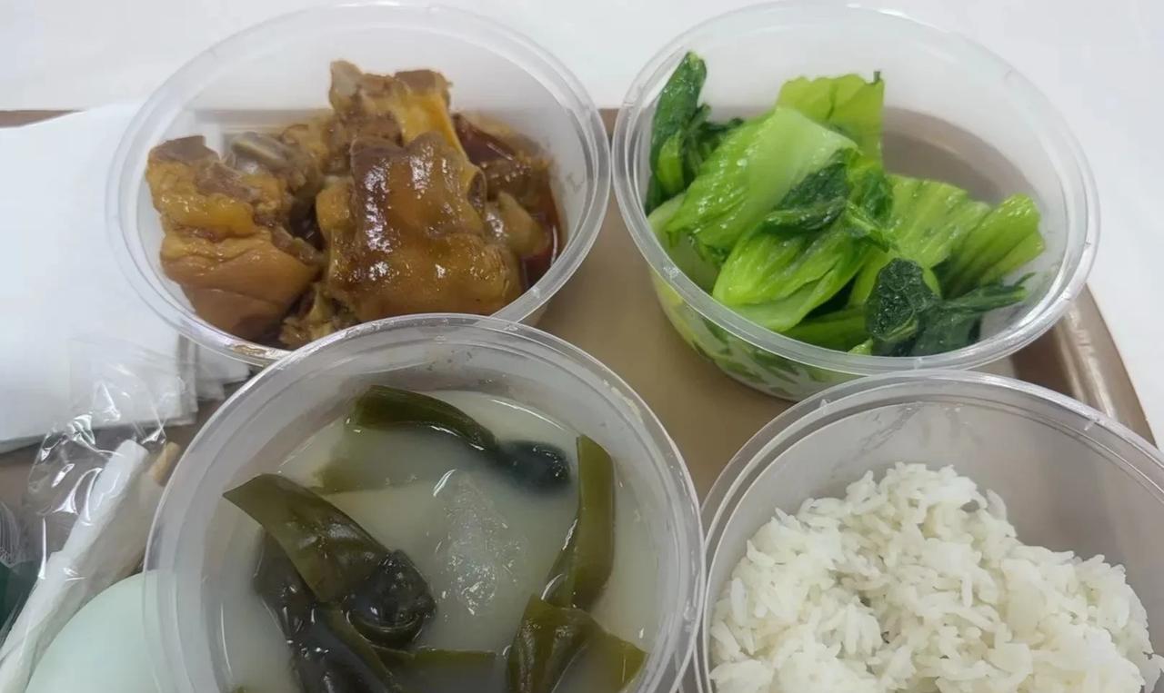#记录我的一日三餐#焖猪脚，海带汤，青菜，另加一咸鸭蛋