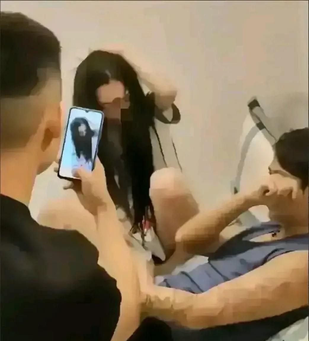 陕西一男子发现老婆出轨，带着三个兄弟冲进出租屋，当场抓住了出轨的老婆和情夫。结果
