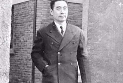 1955年的时候，总理路过昆明，碰见了他的初恋张若名，两个人聊天的时候，总理小声