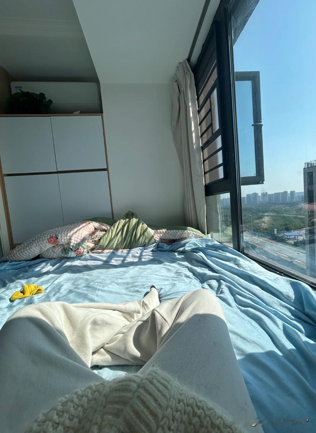 最不后悔做的就是飘窗床了犹豫好久做了飘窗床！次卧房间只有11.2㎡，又要做大衣
