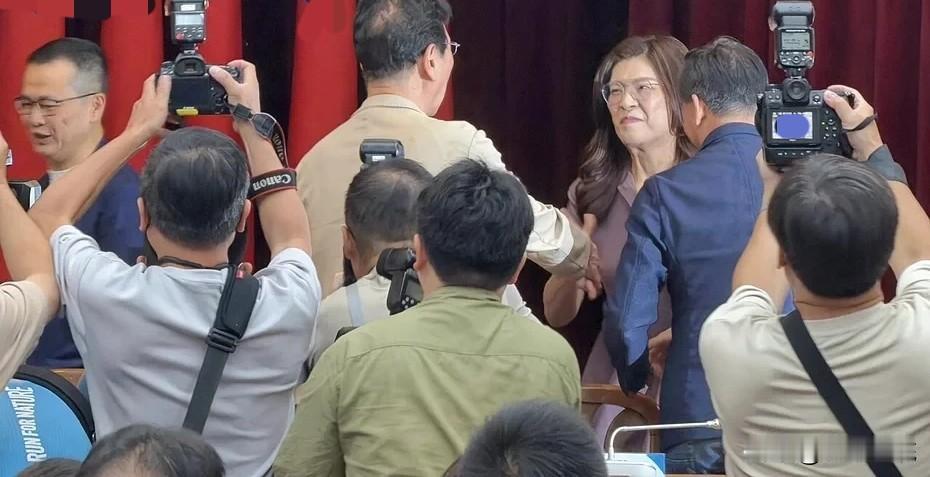 郑丽文破冰同台赵少康国民党主席郑丽文日前曾与中广前董事长赵少康发生争执，两