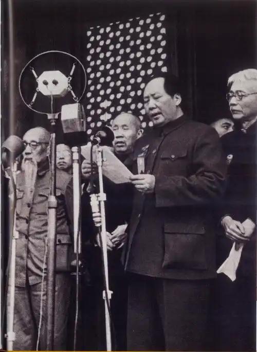 1949年，开国大典上，林伯渠宣布：“请毛主席升旗！”可他并未意识到这句话犯了个