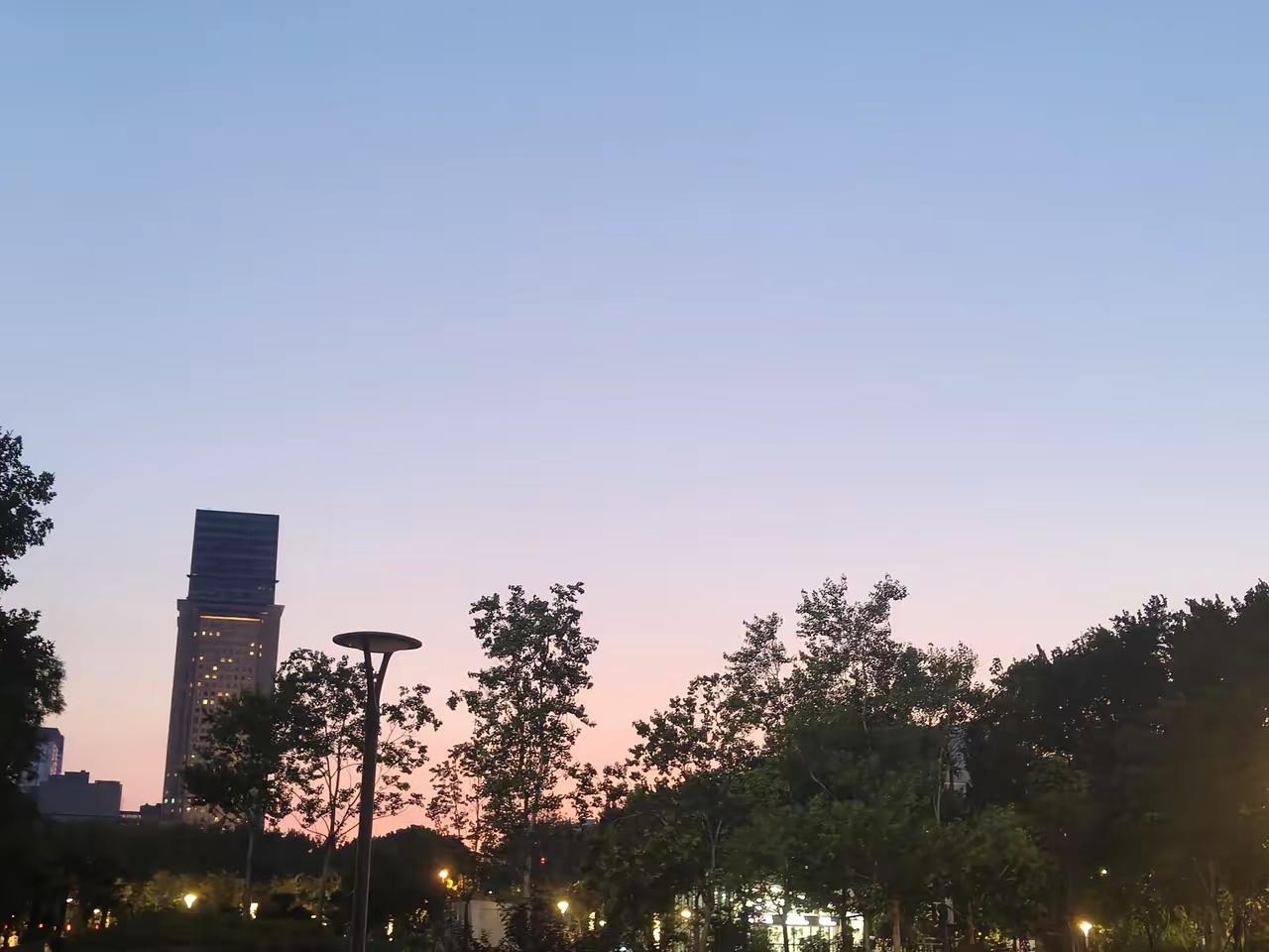 有一个特殊的年轻人群体让人心疼，他们大学毕业找不到工作，在家努力复习考公考编